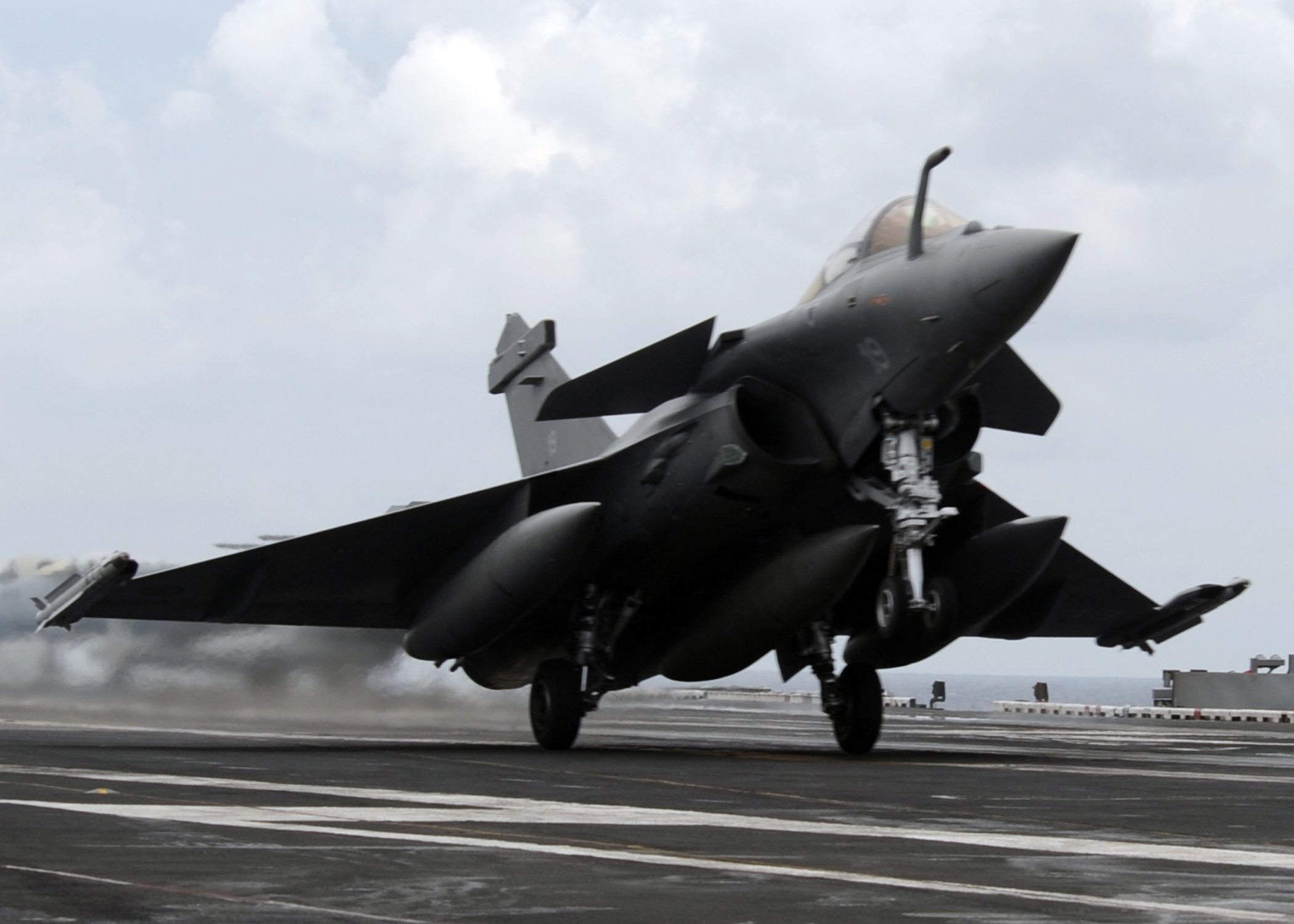Dassault_Rafale_on_USS_Dwight_D._Eisenhower.jpg