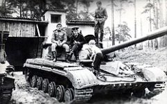 T-64_der_GSSD_in_Perleberg_(1980er-Jahre).jpg