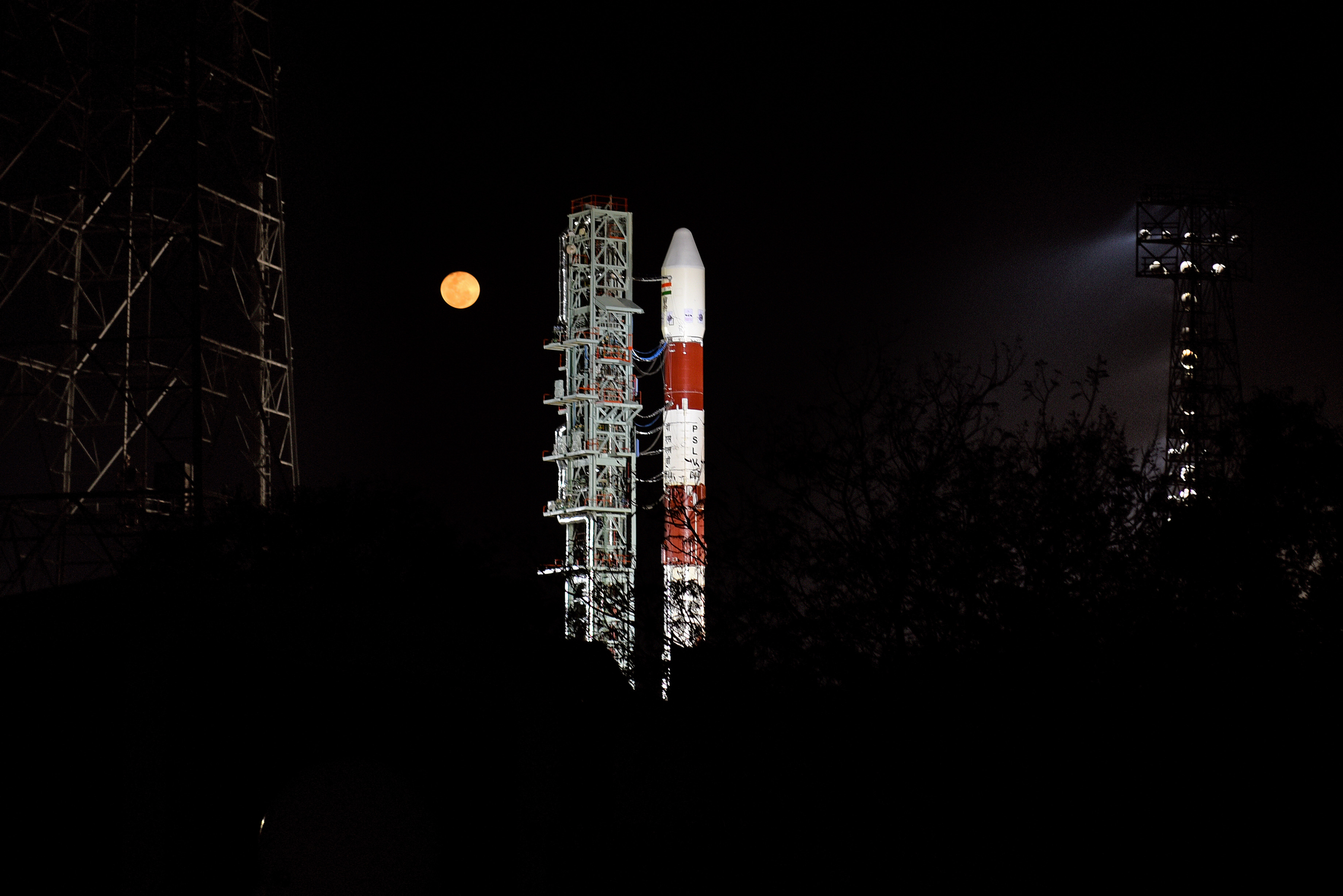Первая страна запустившая спутник в космос. PSLV ракета-носитель. Ракета мистика. PSLV рядом с людьми. Надписи на ракете PSLV.