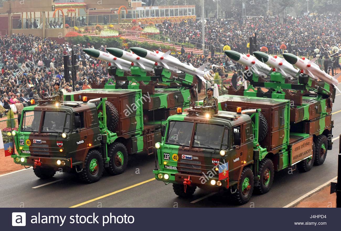 indian-army-akash-missile-launchers-pass-through-the-rajpath-ceremonial-J4HPD4.jpg