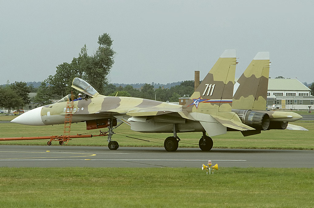 Sukhoi_Su-37_at_Farnborough_1996_airshow.jpg