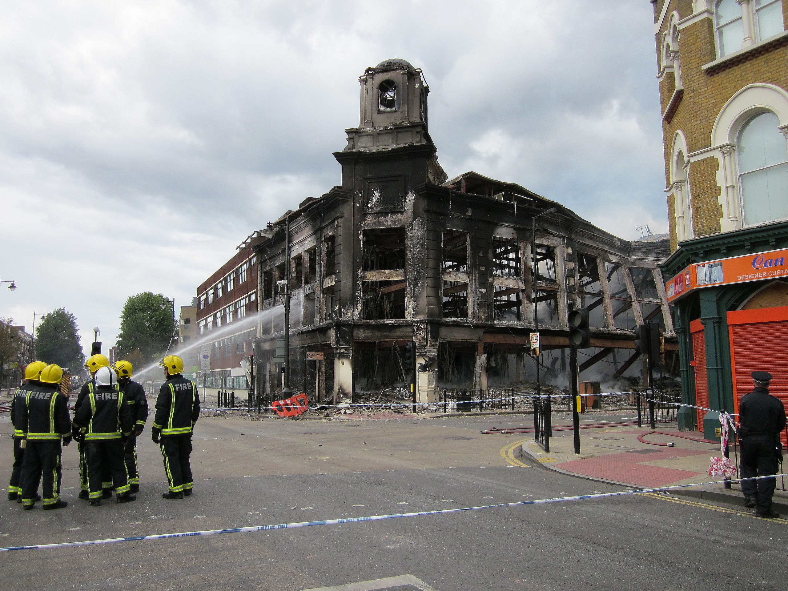 2560px-Carpetright_store_after_Tottenham_riots.jpg